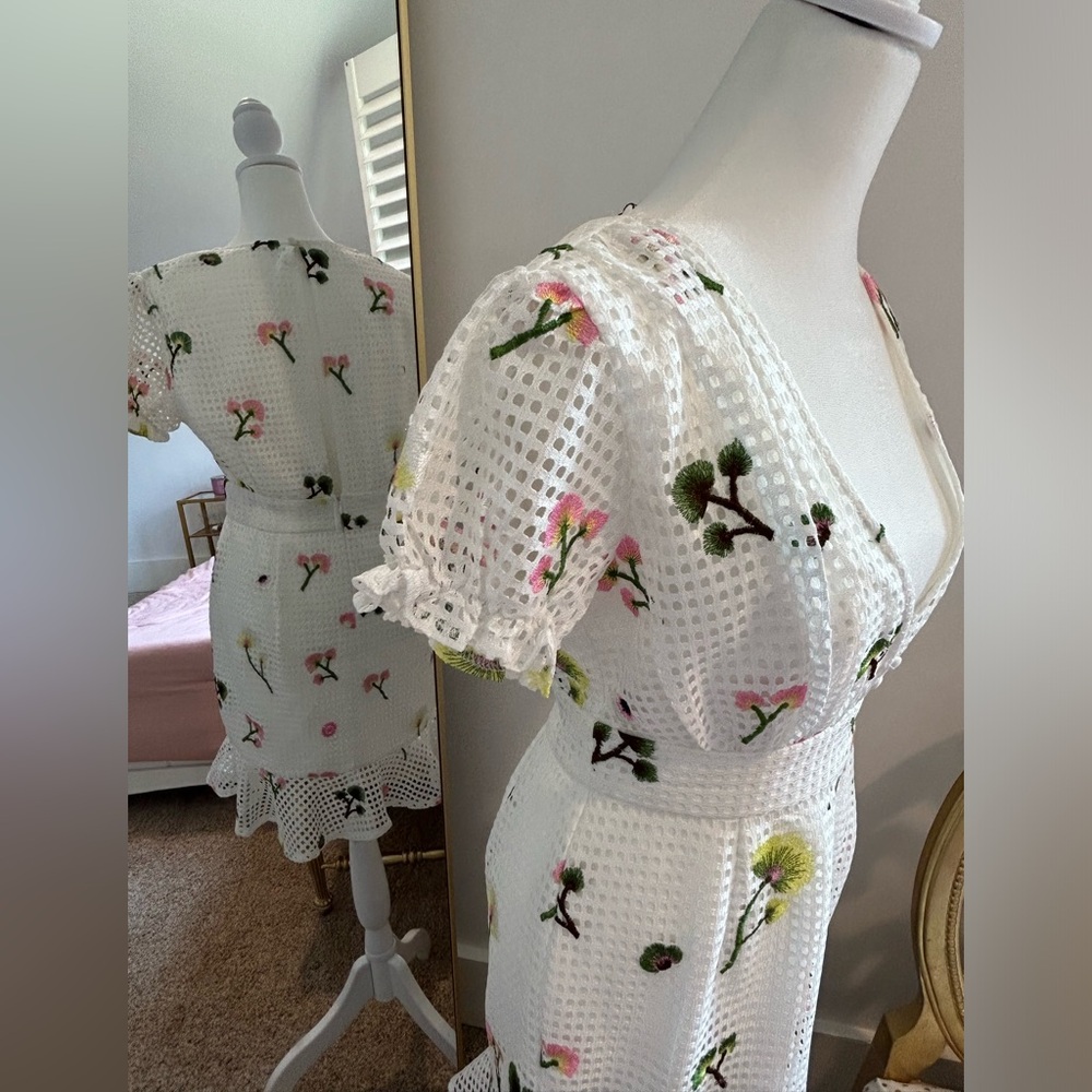 L’ATISTE ELEGANT SUMMER WHITE TEXTURE V-NECK FLORAL DETAILED RUFFLE DRESS Size M - Picture 2 of 6